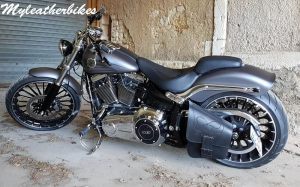 Sacoche SO02 Skull sur softail Breakout